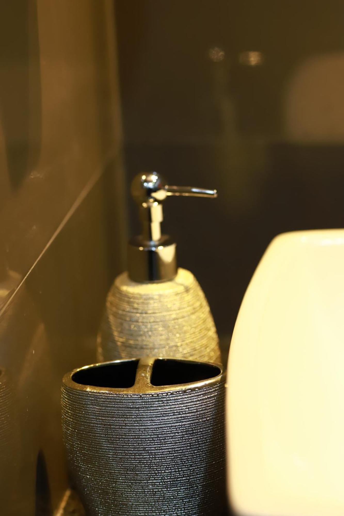 Golden Shower Inn كاندي المظهر الخارجي الصورة