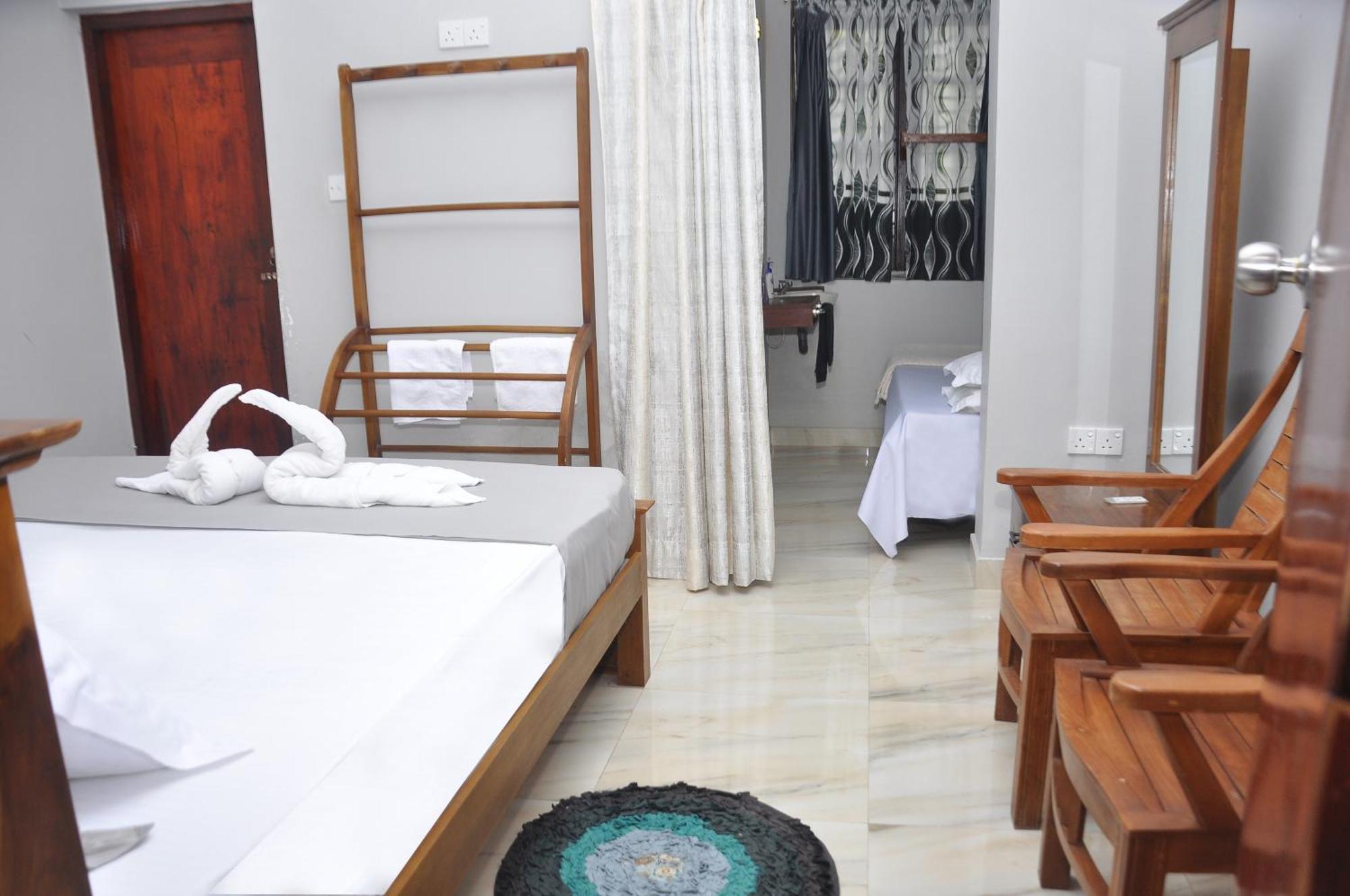 Golden Shower Inn كاندي المظهر الخارجي الصورة